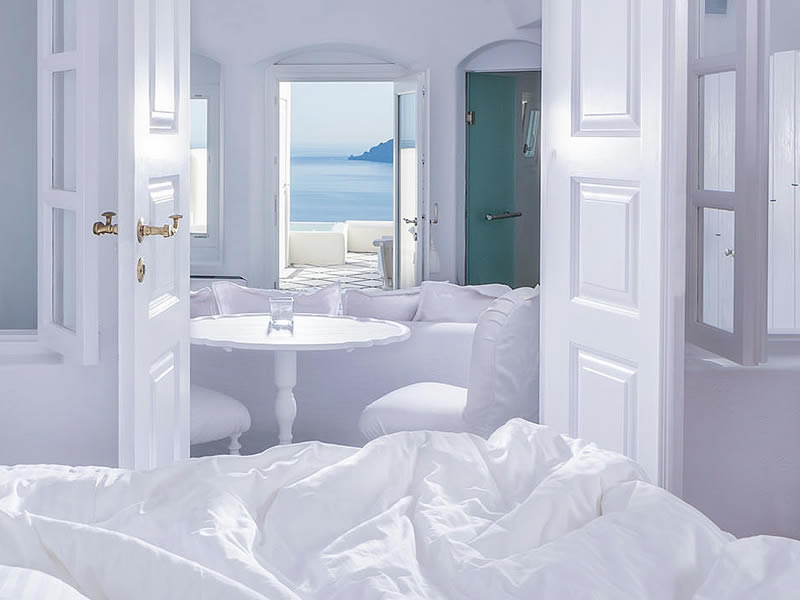 紺碧のエーゲ海に浮かぶサントリーニ島には真っ白なインテリアがよく似合います