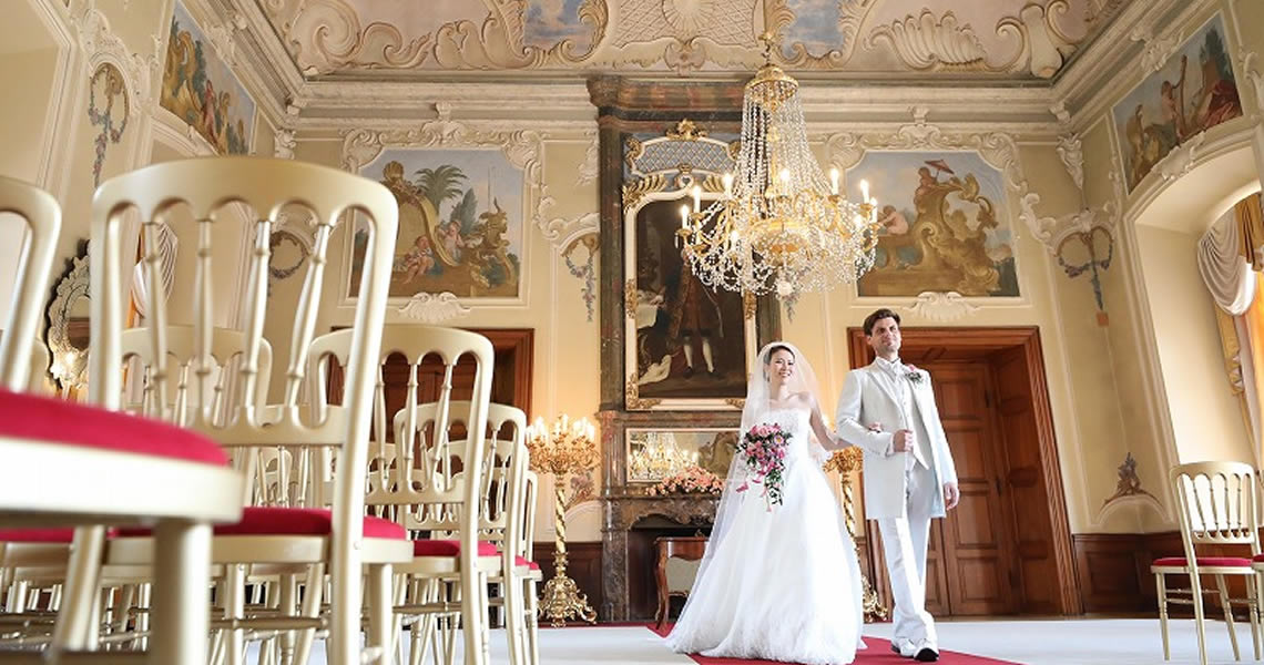 チェコ・プラハドブジシュ城にて挙式バージンロード入場