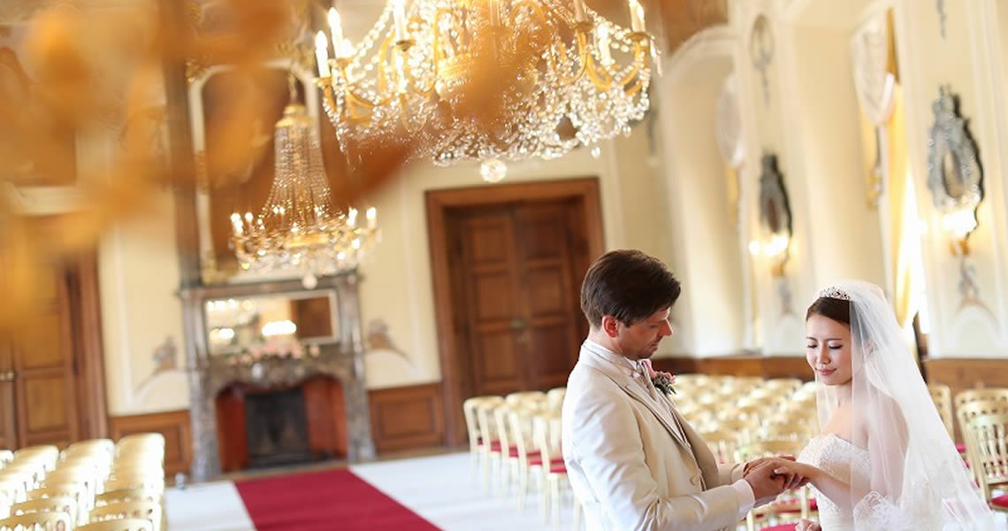 チェコ・プラハドブジシュ城挙式カップル指輪交換