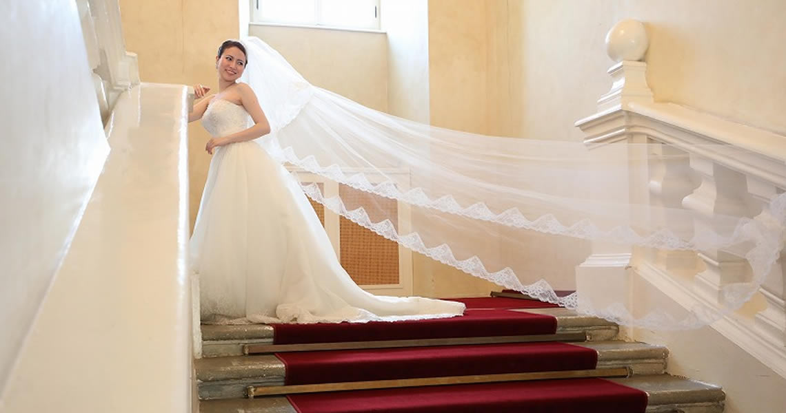 チェコ・プラハドブジシュ城挙式のブライドにてフォトツアー