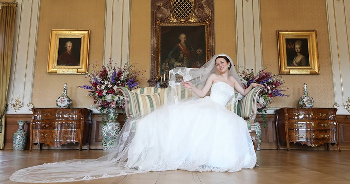 チェコ・プラハドブジシュ城フォトツアー・クラシックソファのブライド