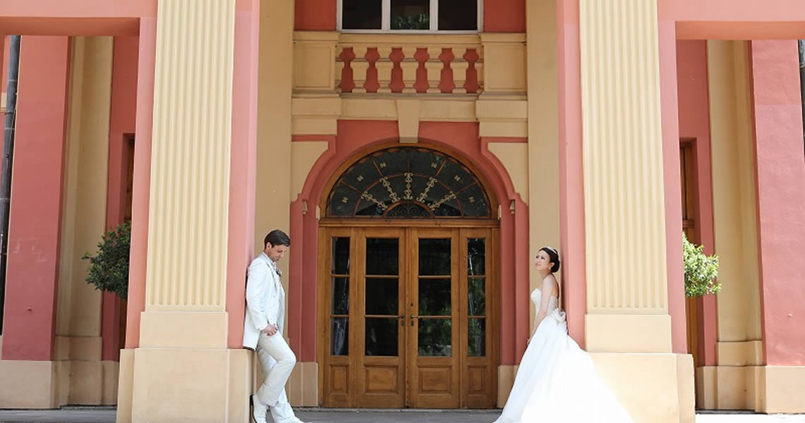 チェコ・プラハドブジシュ城挙式カップルフラワーシャワー