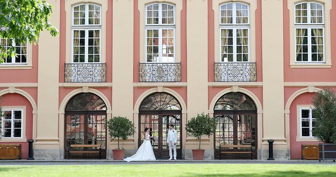 チェコ・プラハドブジシュ城挙式カップルフラワーシャワー