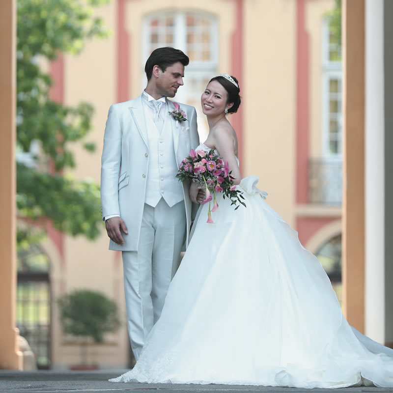 チェコ・プラハ ドブジシュ城ウェディングブライド&グルーム