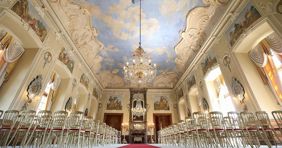 チェコ・プラハドブジシュ城挙式会場装飾