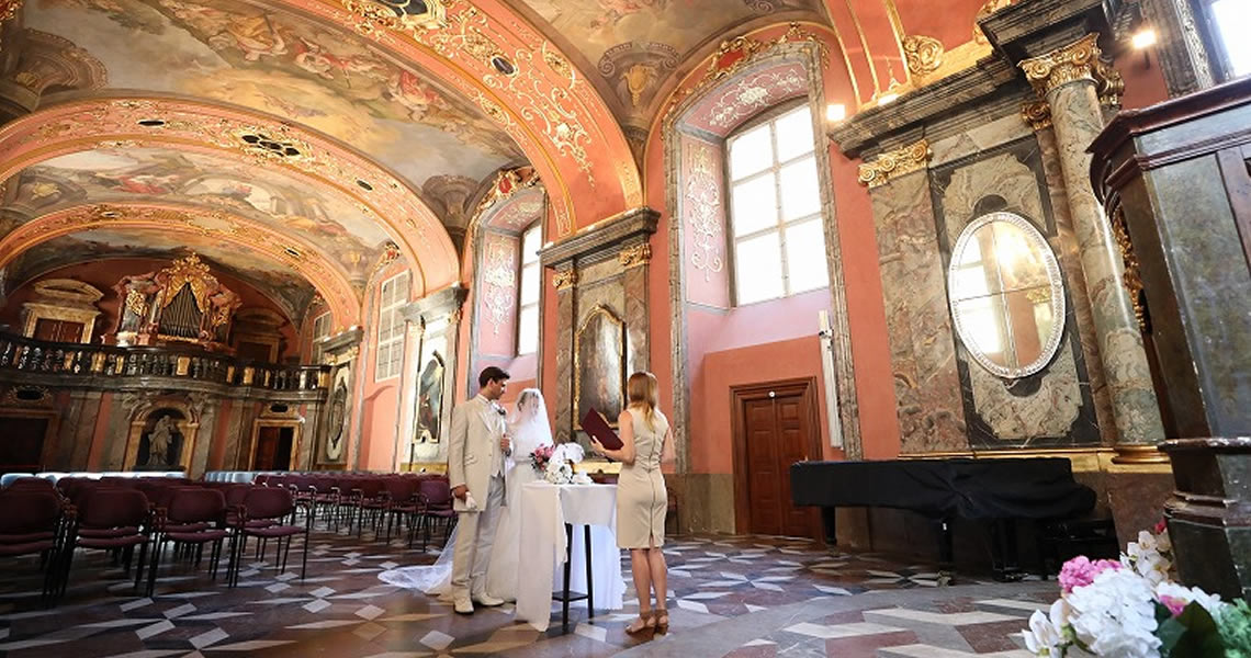 チェコ・プラハクレメンティヌム礼拝堂鏡の間にて挙式セレモニー