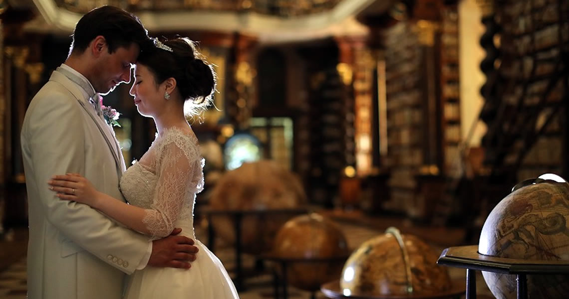 チェコ・プラハクレメンティヌムにて挙式カップルのみが図書館にて撮影を許可されるオプションプラン