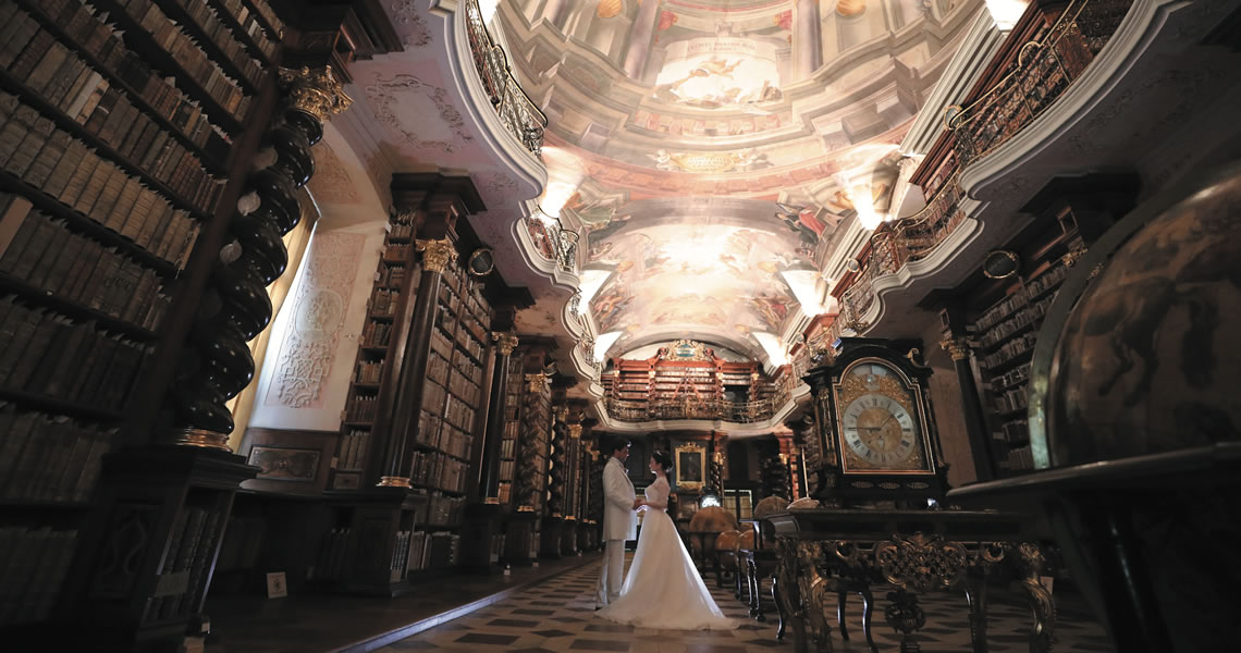 チェコ・プラハクレメンティヌムにて挙式をされたカップルのみが図書館への入場を許可されるオプションプラン