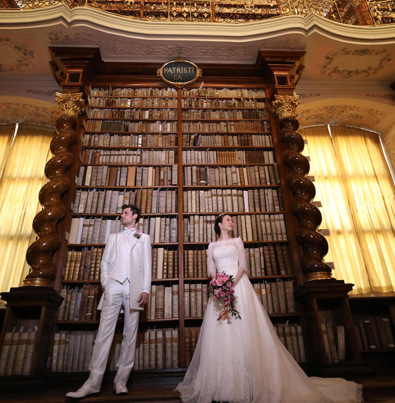 チェコ・プラハ クレメンティヌムウェディングブライド&グルーム