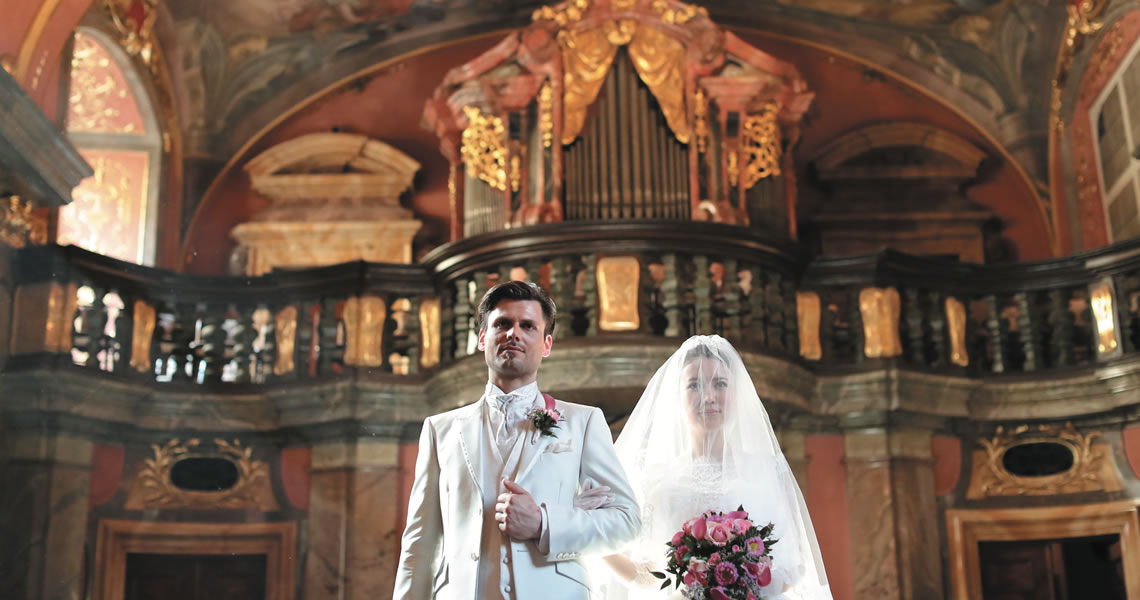 チェコ・プラハ聖ミクラーシュ教会礼拝堂鏡の間にて挙式カップル