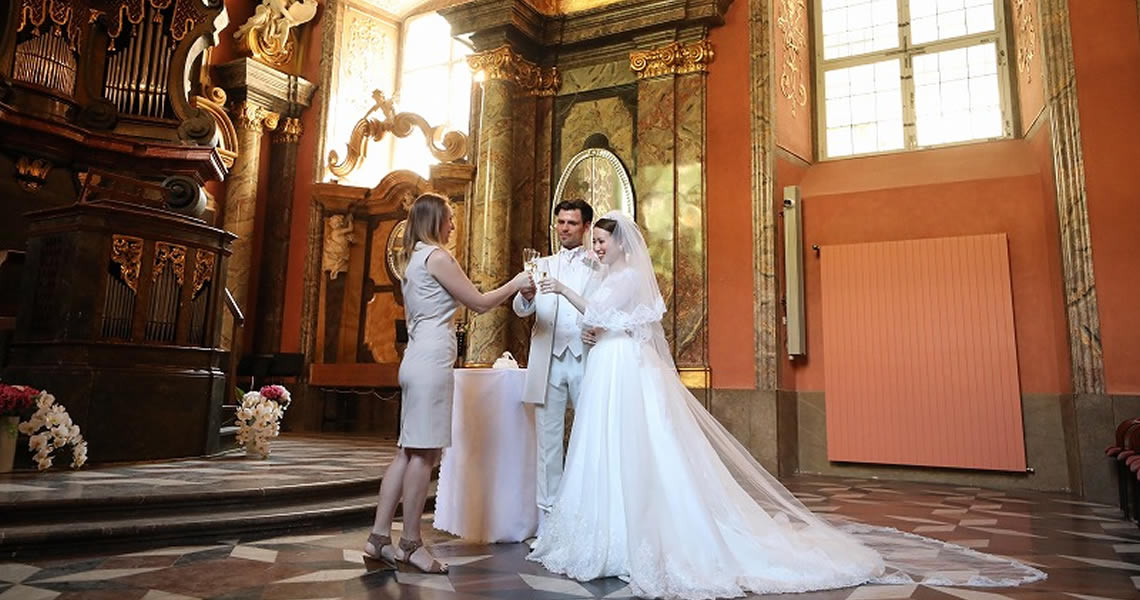 チェコ・プラハクレメンティヌム礼拝堂鏡の間にて挙式カップル乾杯