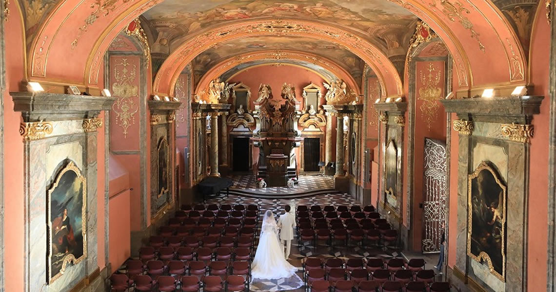 チェコ・プラハクレメンティヌム礼拝堂鏡の間にて挙式セレモニーカップル入場