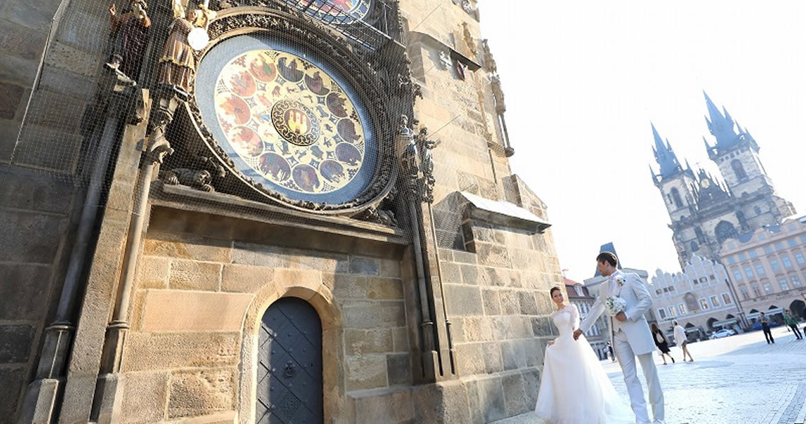 チェコ・プラハ天文時計前でカップル写真撮影
