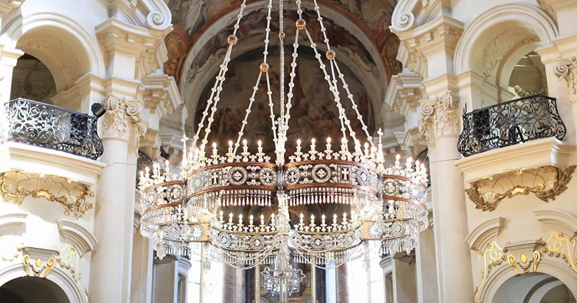 チェコ・プラハ聖ミクラーシュ教会シャンデリア