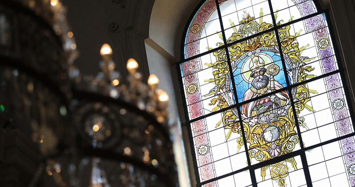 チェコ・プラハ聖ミクラーシュ教会ステンドグラス