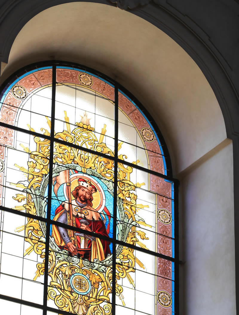 チェコ・プラハ 聖ミクラーシュ教会ウェディングブライド&グルーム