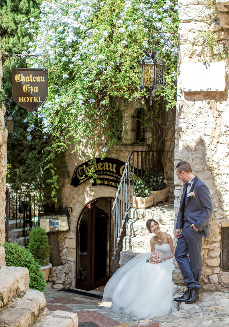 コートダジュールを一望するシャトーエザウェディングカップル