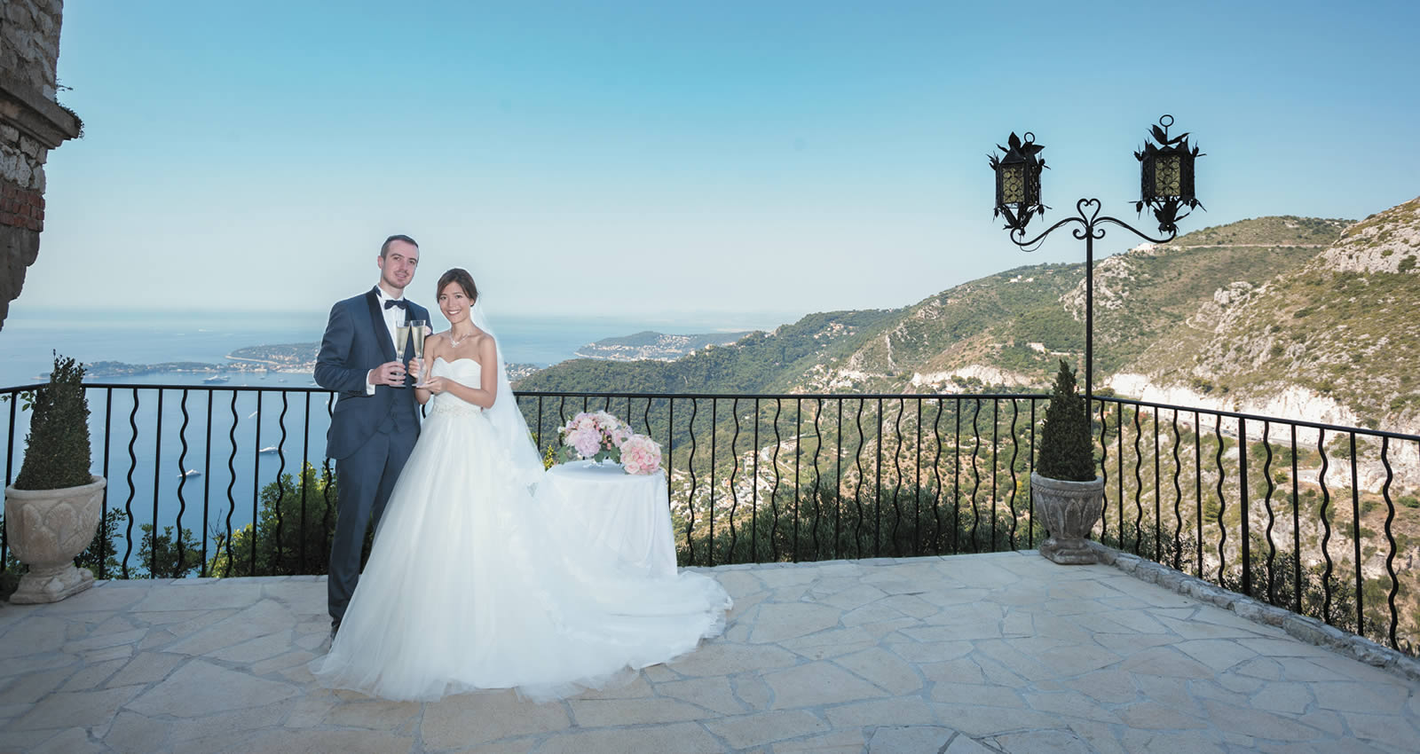 コートダジュール・シャトーエザウェディングカップル