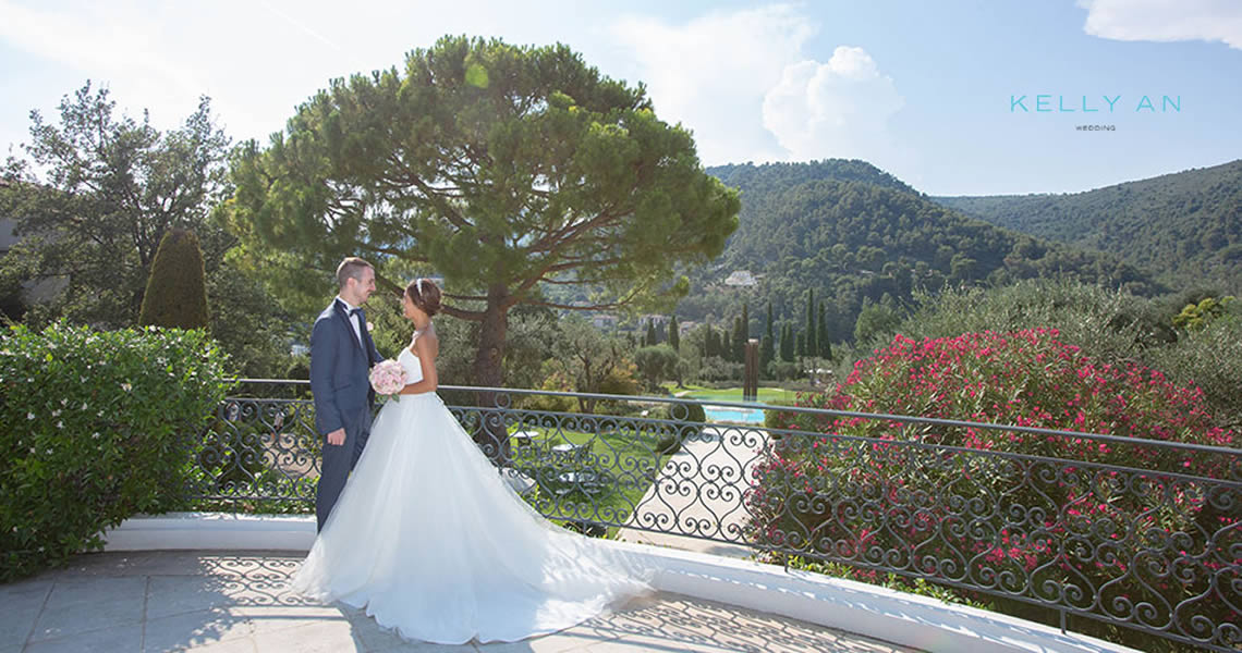 南フランス・ヴァンス村・シャトーサンマルタンガーデンを臨む挙式カップル