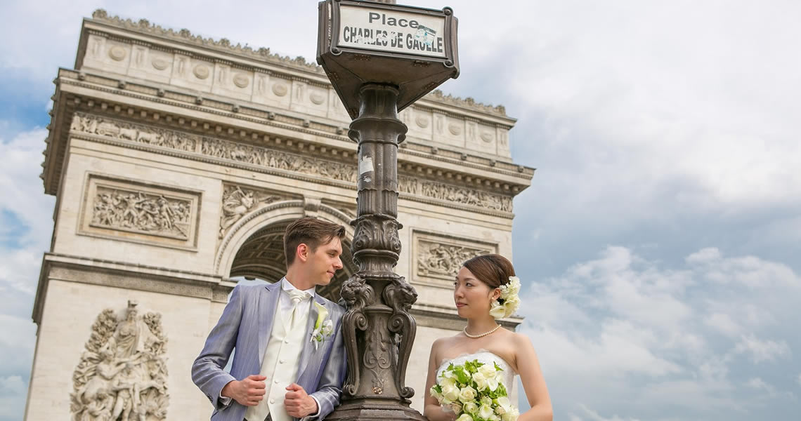 フランス・パリ大聖堂凱旋門とウェディングカップル撮影