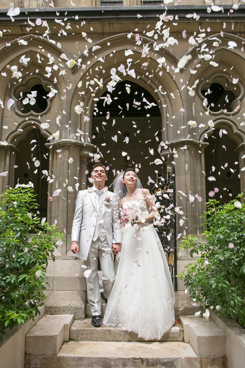 フランス・パリ大聖堂ウェディングカップル