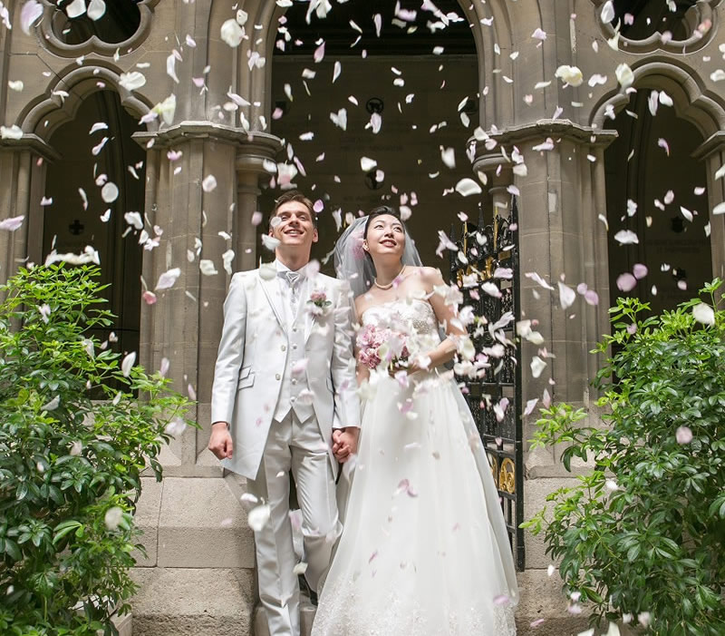 フランス・パリ大聖堂ウェディングカップル