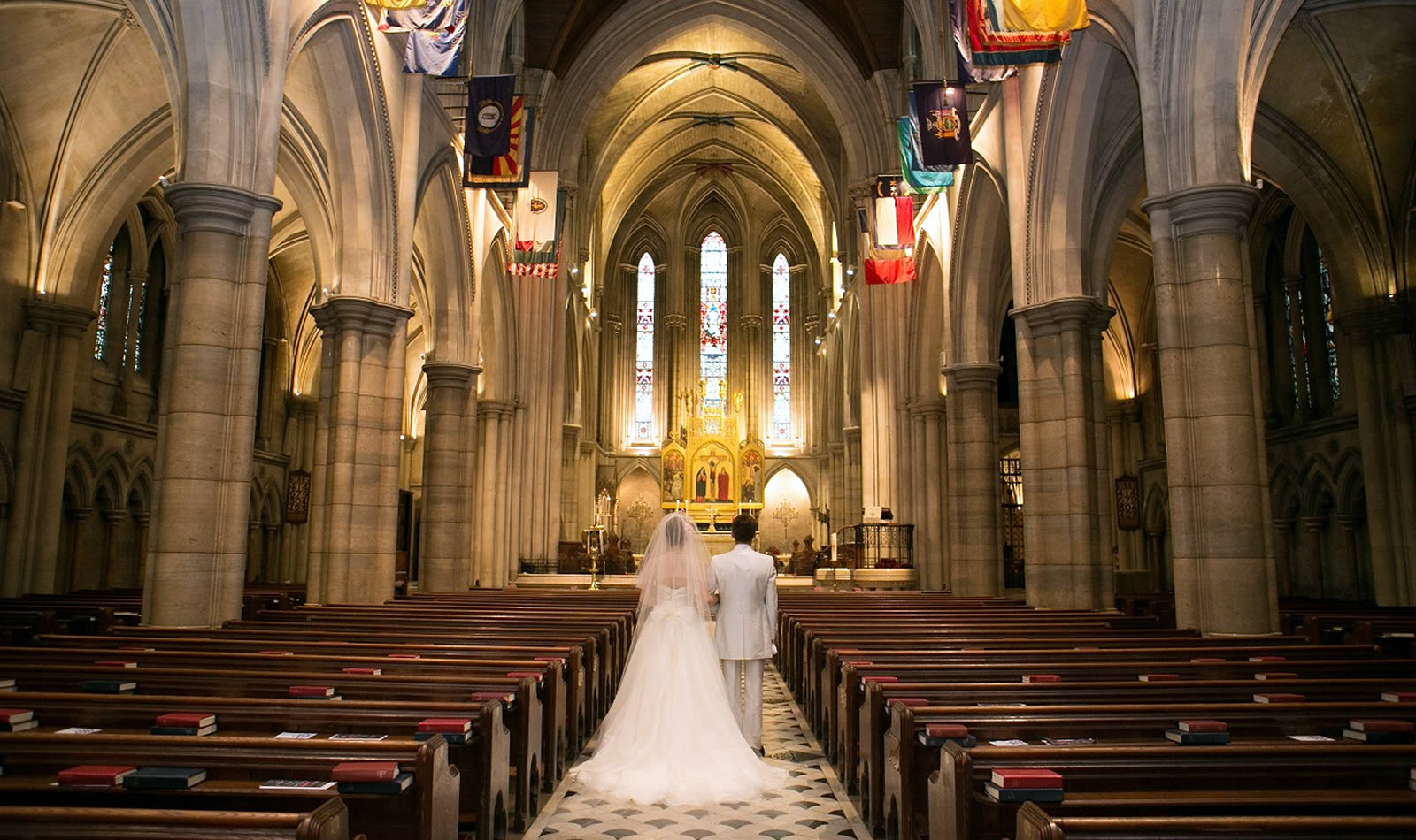 フランス・パリ大聖堂ウェディングカップル