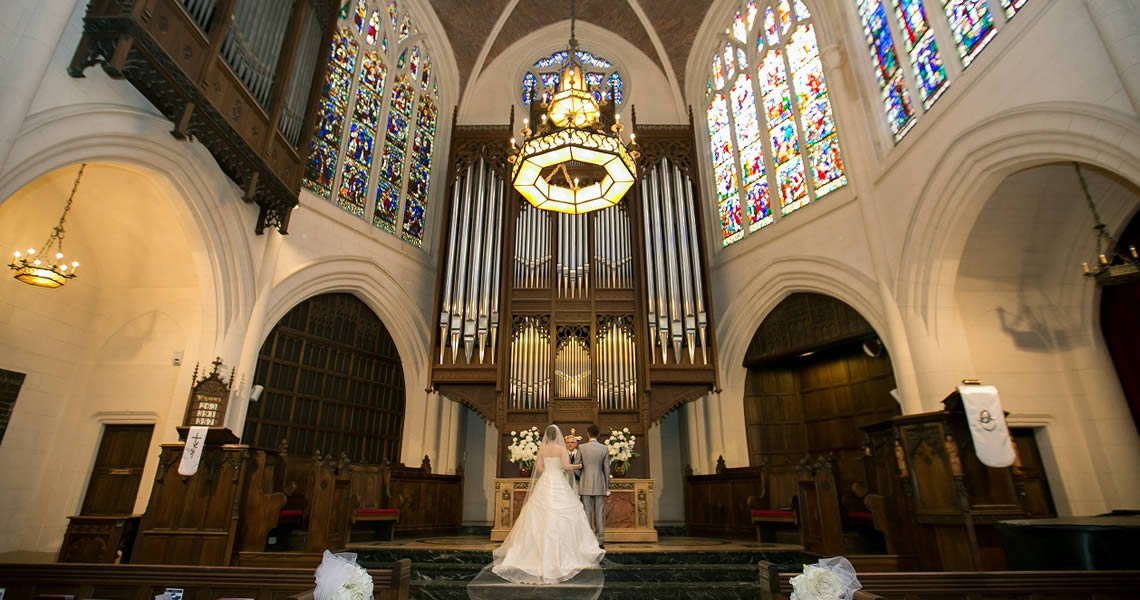 フランス・アメリカン・チャーチ挙式カップル