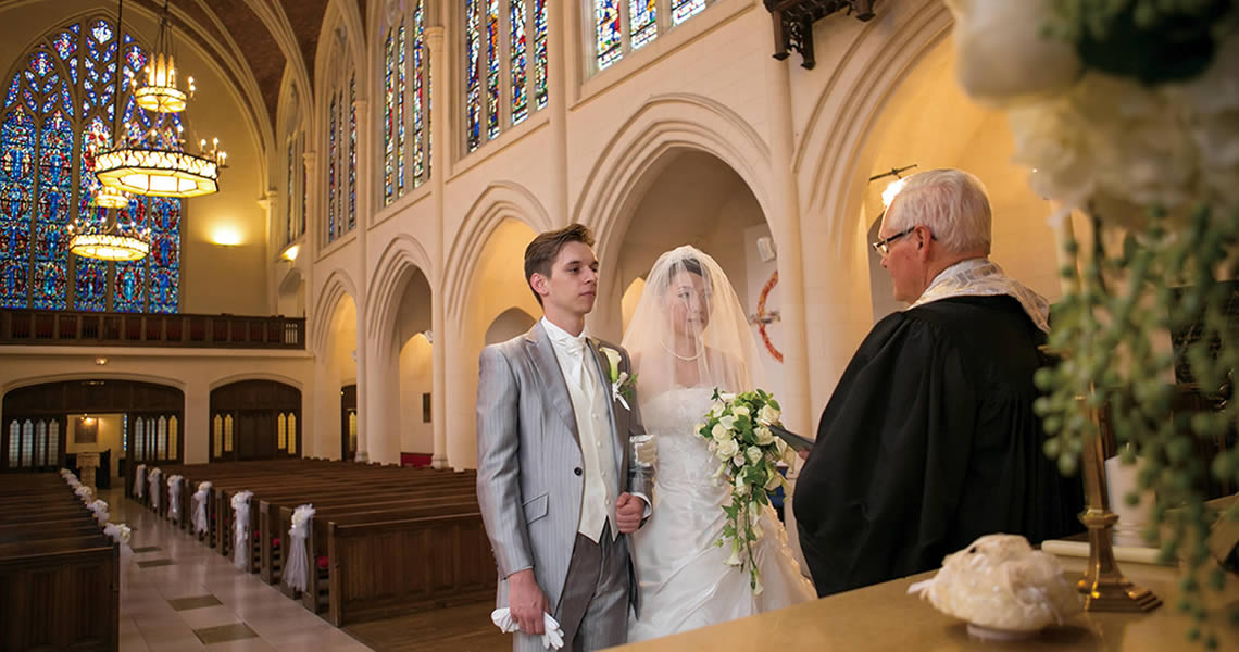 フランス・アメリカン・チャーチクラシックカー前で先輩カップル