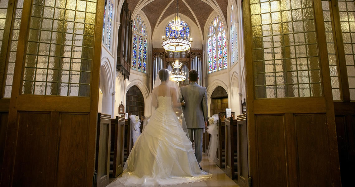 フランス・アメリカン・チャーチ凱旋門とウェディングカップル撮影