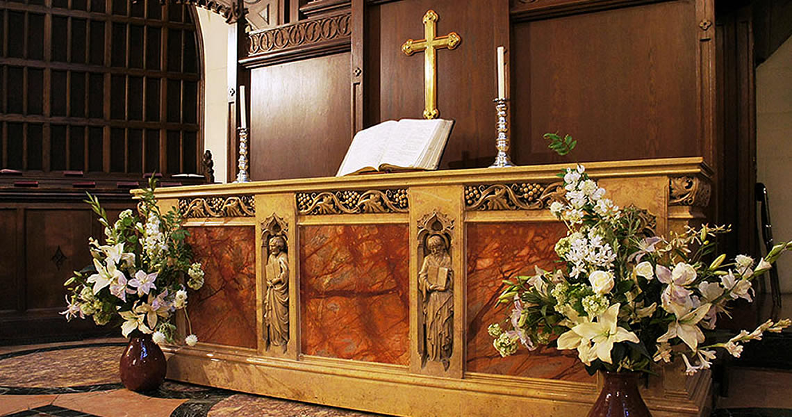 フランス・アメリカン・チャーチ教会ウェディングカップルとドレス