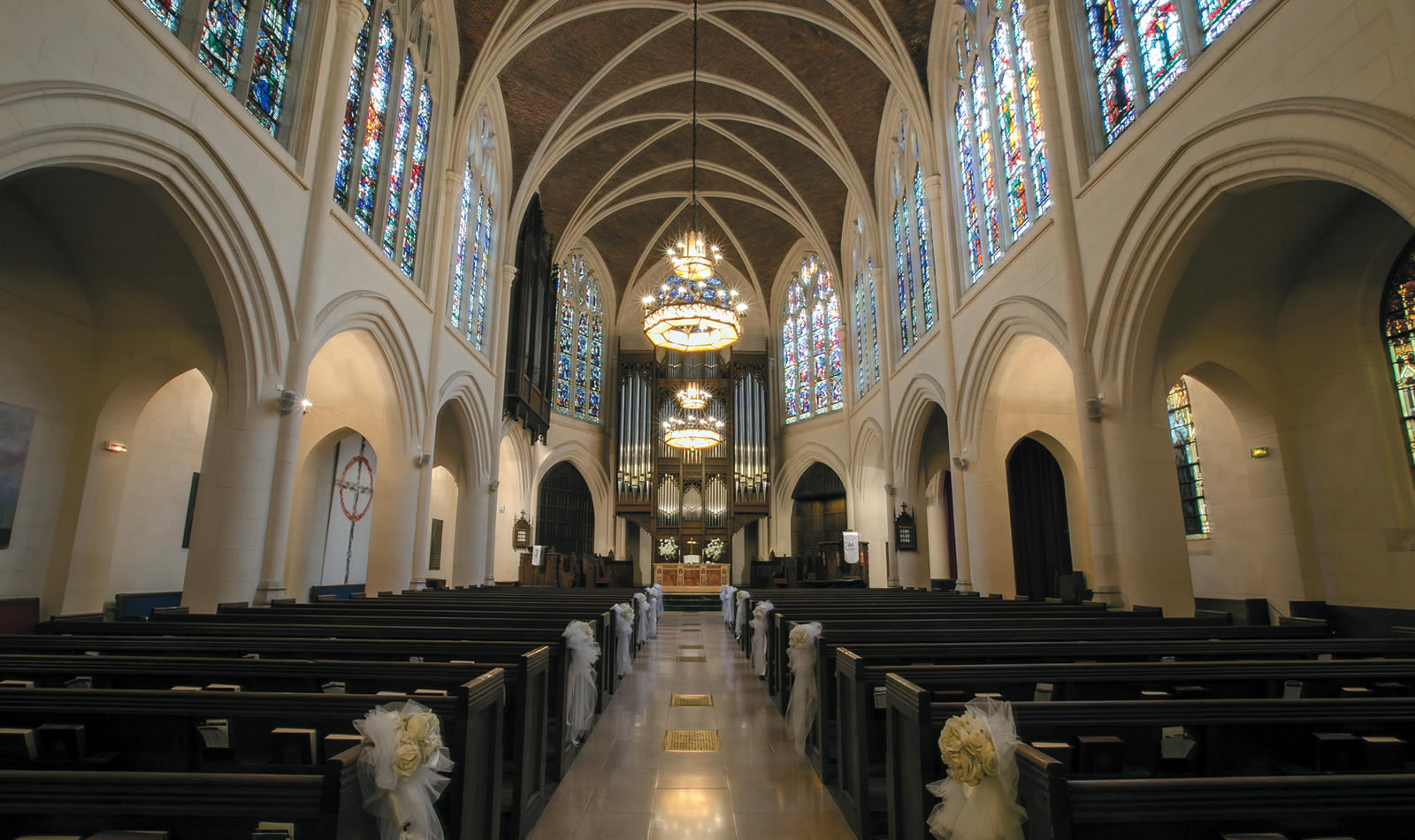 フランス・アメリカン・チャーチウェディングカップル