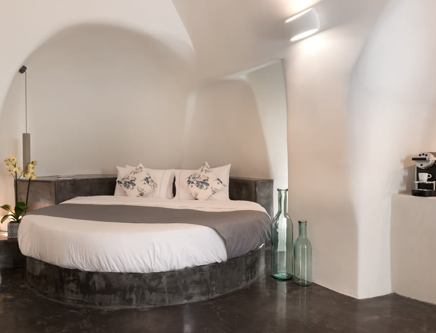 ギリシャ・サントリーニ島アンドロニスラグジュアリースイーツダブルベッド