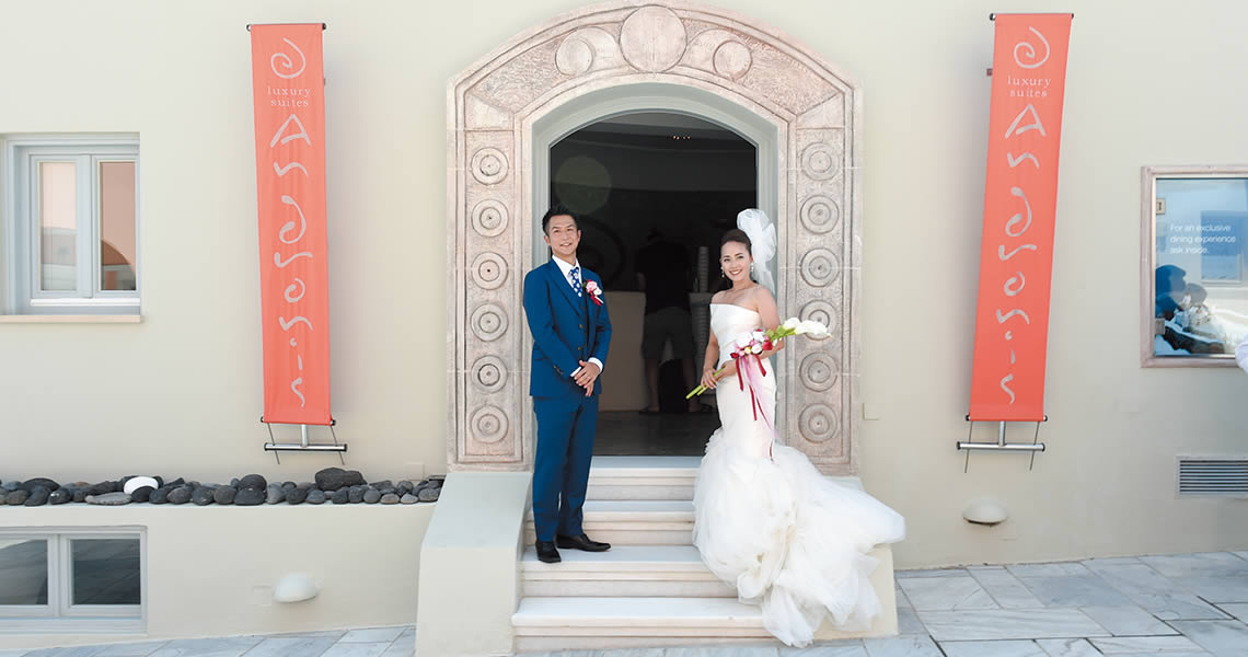 サントリーニ島イア・アンドロニスラグジュアリースイーツ エントランス前で撮影