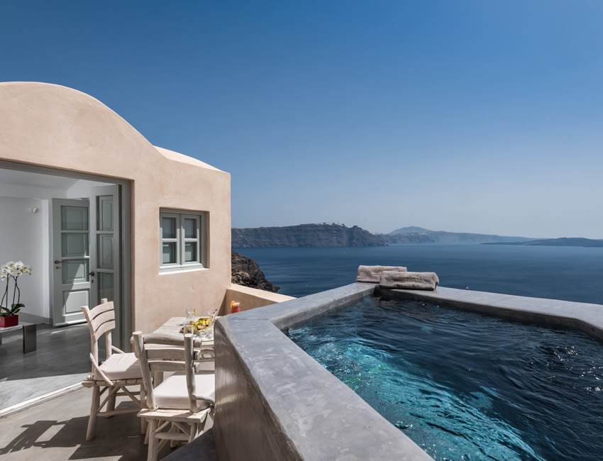 ギリシャ・サントリーニ島アンドロニスラグジュアリースイーツジャグジー付き客室からオーシャンビュー