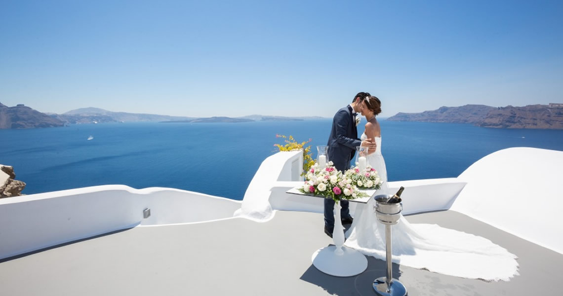 サントリーニ島イア・カティキエスホテル結婚式カップル