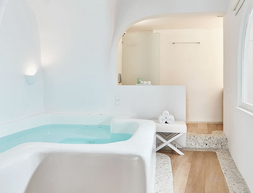 ギリシャ・サントリーニ島キリニシニアスイートバスルーム