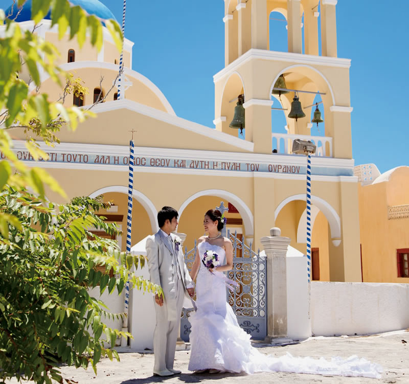 ミスティークホテルエントランスにてフォトウェディングカップル写真撮影