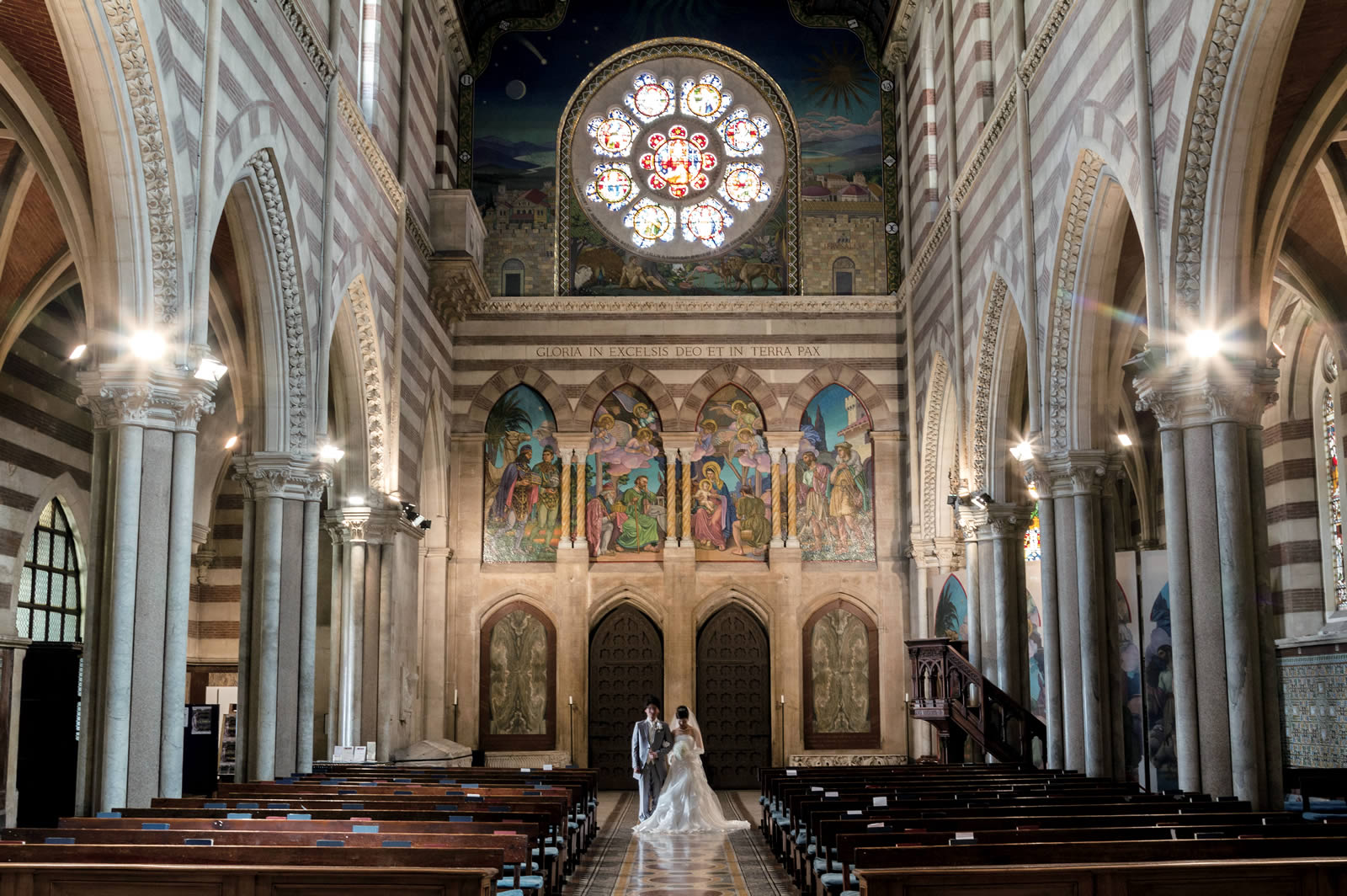 イタリア・ローマ・セントポールズ教会ウェディングカップル