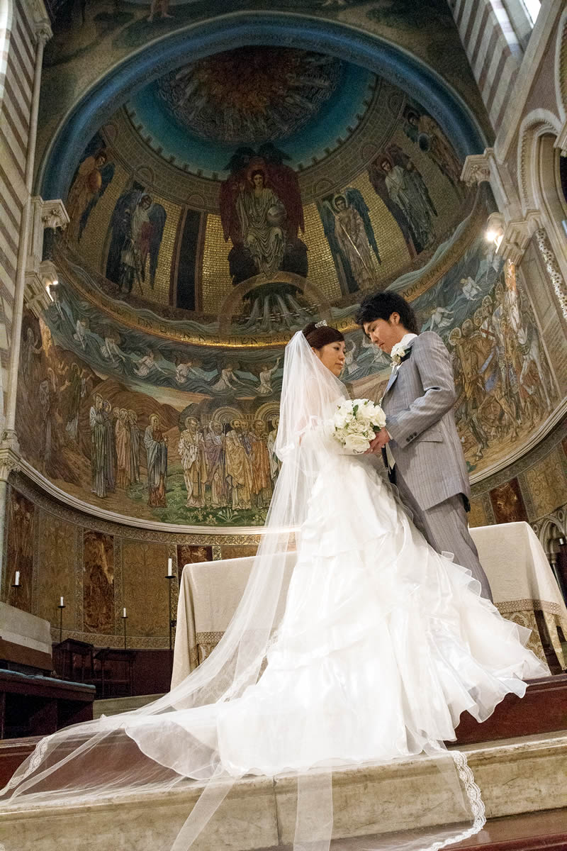 イタリア・ローマ・セントポールズ教会ウェディングカップル