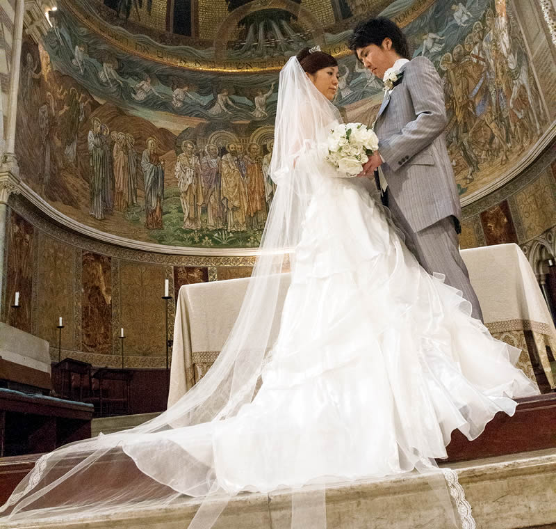 イタリア・ローマ・セントポールズ教会ウェディングカップル