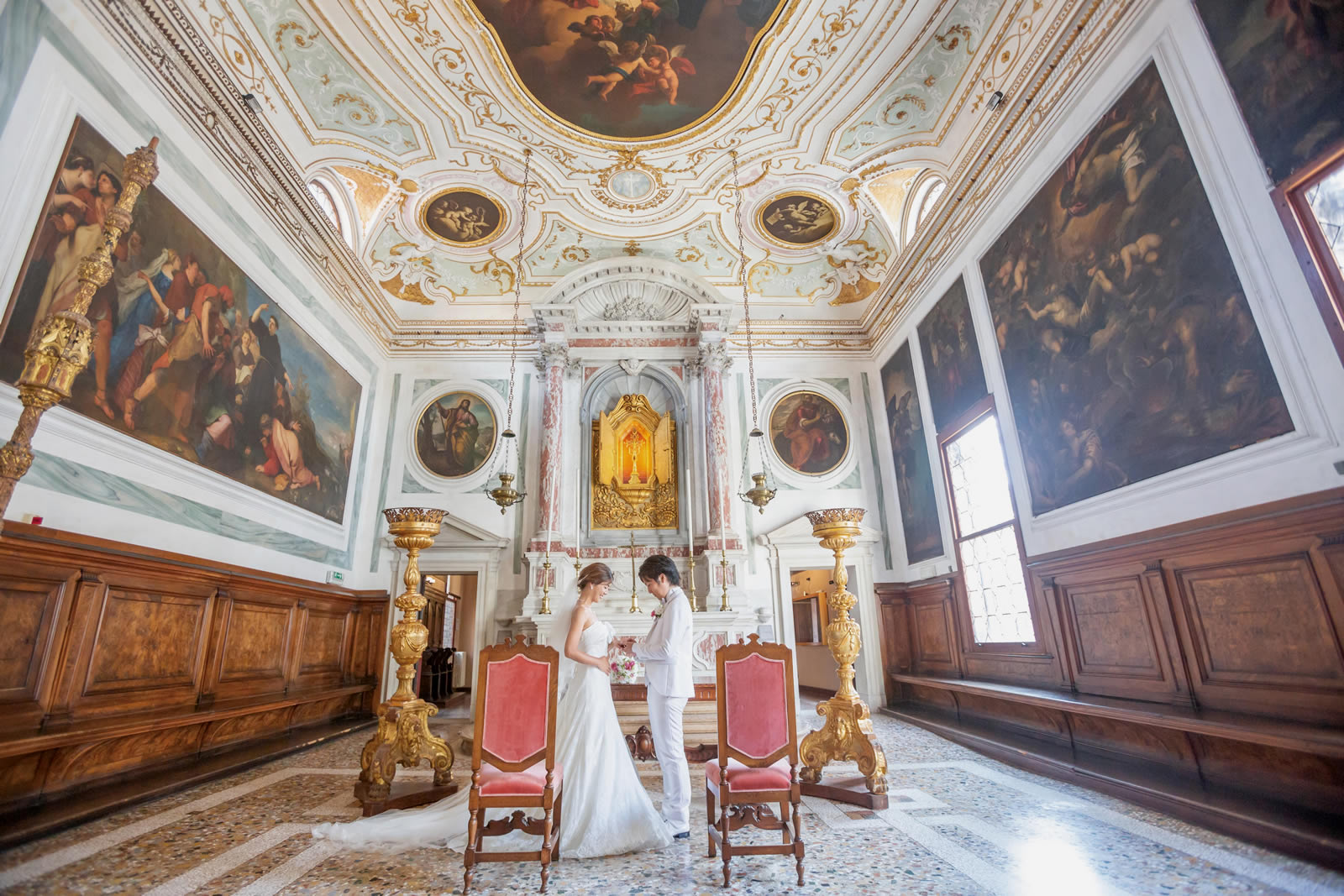 イタリア・ベネチア・サン・ジョバンニ・エヴァンジリェスタ教会ウェディングカップル