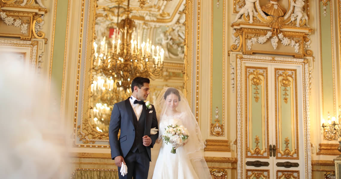 豪華絢爛な彫刻とシャンデリアで埋め尽くされた「パラッツォ・パリジオ宮殿」挙式