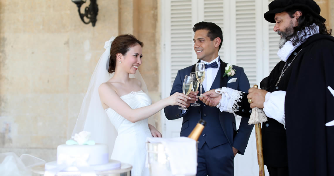 マルタ・パラッツォ・パリジオ宮殿ウェディングカップルとドレス