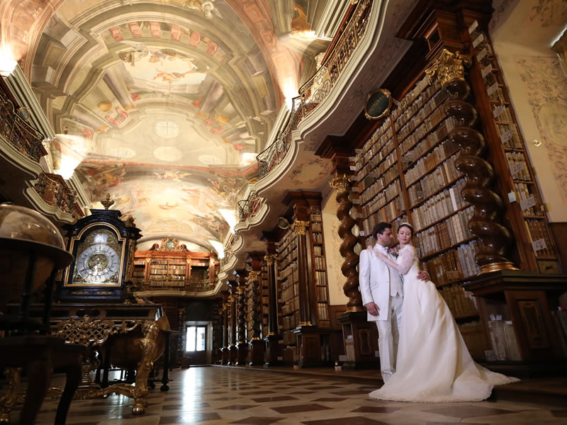 館内のライブラリーは通常見学のみ。挙式をされたカップル限定で撮影が可能となります