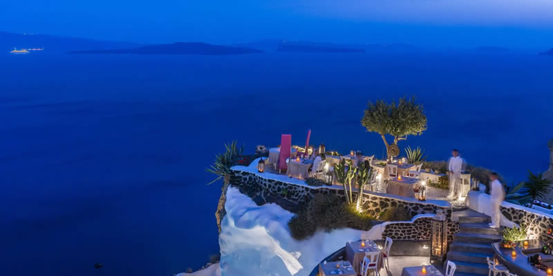 サントリーニ島アンドロニスラグジュアリースイーツのクリフトップレストラン