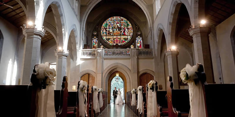 フィレンツェウェディング・セント・ジェームズ教会ウェディングカップルとステンドグラス