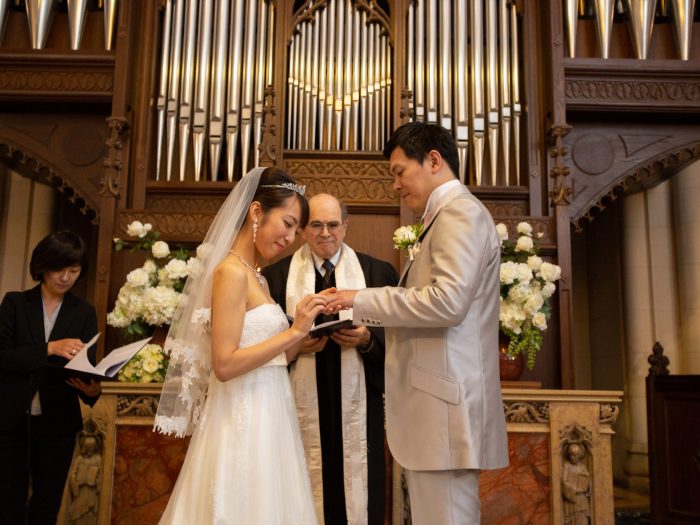 パリ・アメリカンチャーチ挙式カップル指輪交換