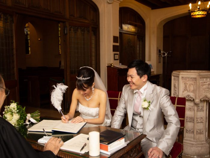 パリ・アメリカンチャーチ教会ウェディングカップル署名