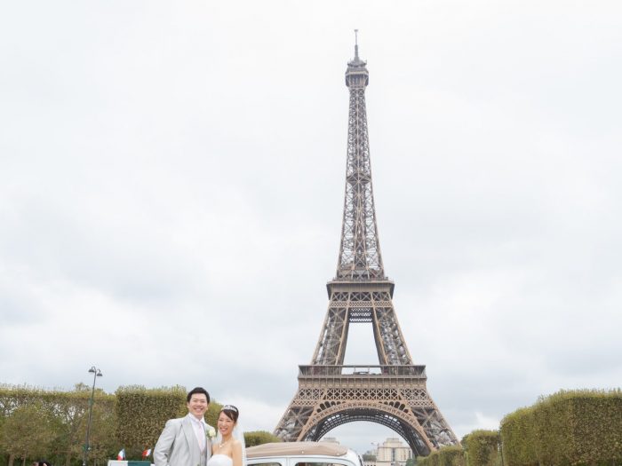 パリ・アメリカンチャーチ教会エッフェル塔とカップル